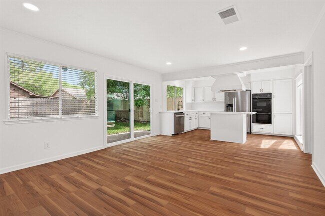 Building Photo - 15903 Hickory Knoll Dr