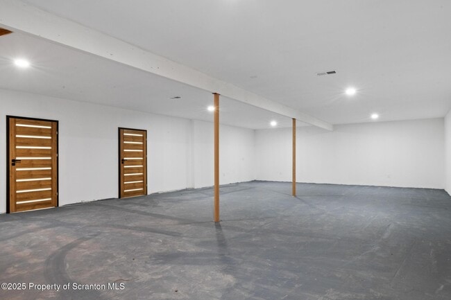 Building Photo - 203 Red Oak Dr