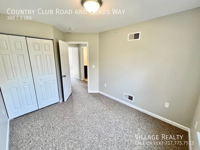 Building Photo - 705 Country Club Rd