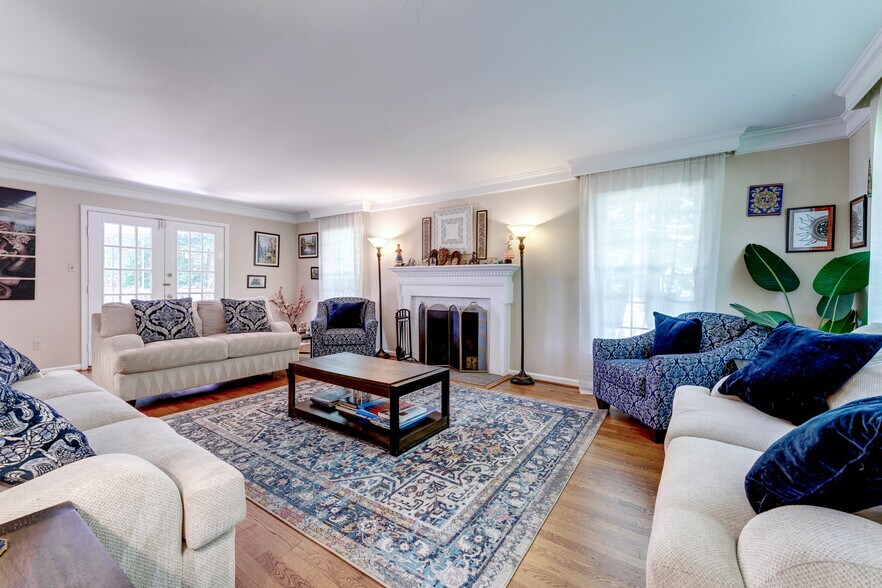 Living Room has crown moldings,hdwd floors & large windows - 10108 Donegal Ct