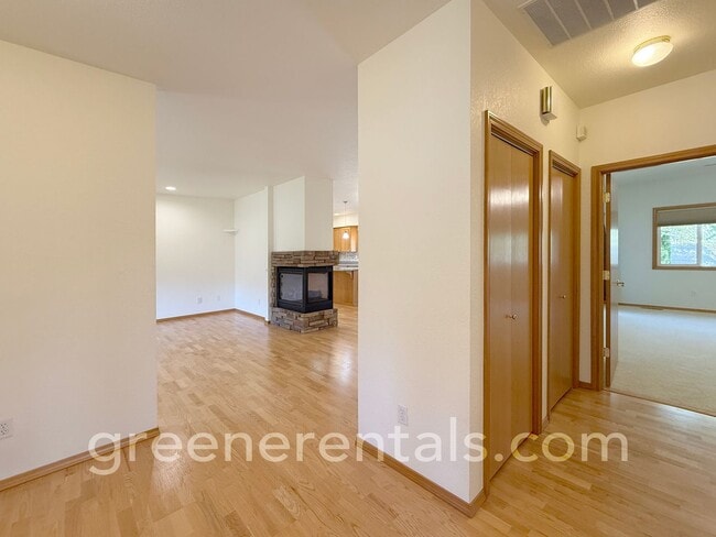 Building Photo - Spacious & Bright 3BD/3BA Home for Rent in...