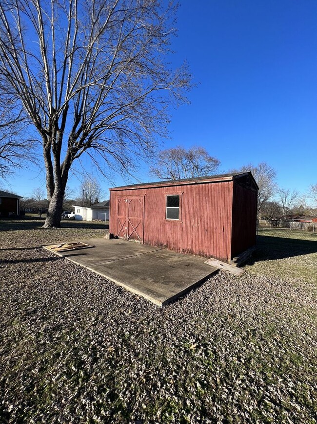 Building Photo - Single-Family Home with 2 Bedrooms and 1.5...