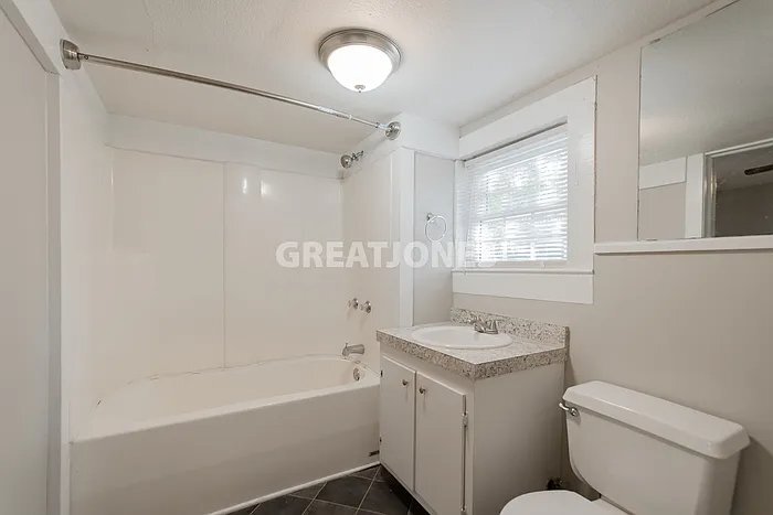 Building Photo - 2100 Lake Shore Dr