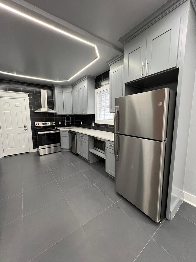 Building Photo - 423 Shelton Ave