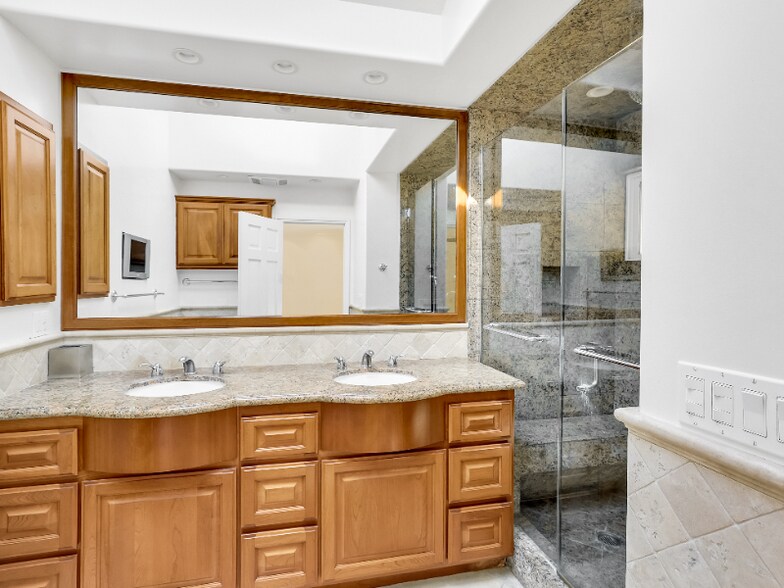 Building Photo - 1542 Santiago Dr