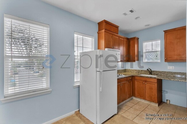 Building Photo - 444 E Poplar St