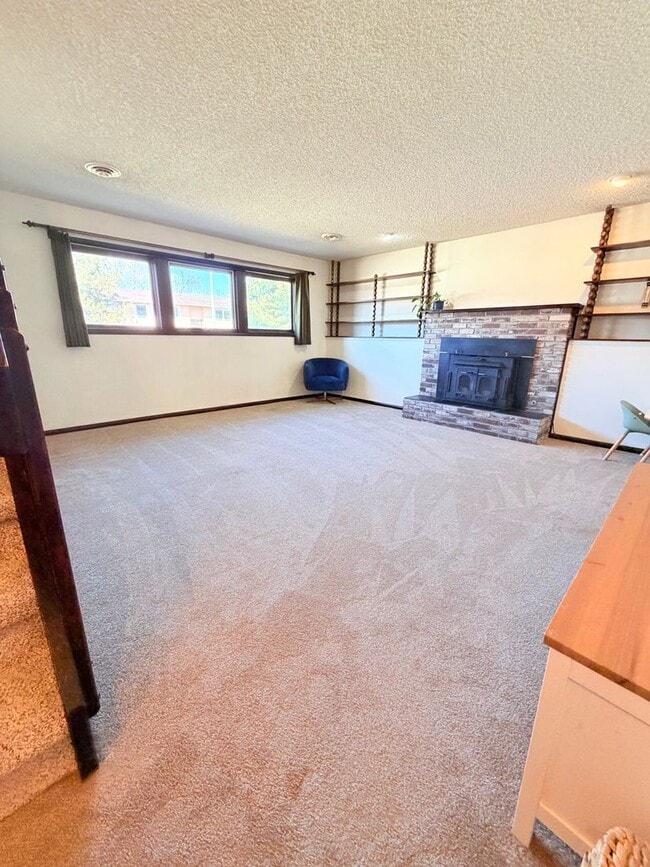 Building Photo - Beautiful Spacious Fox Farm Home