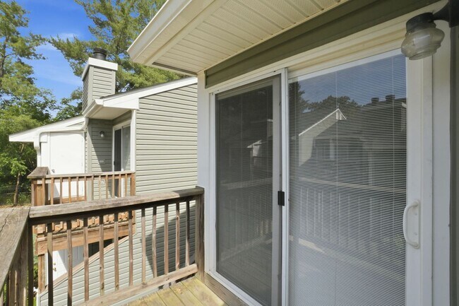 Building Photo - NICELY UPDATED 1 BEDROOM 1 BATHROOM CONDO IN EXCELLENT LOCATION!!