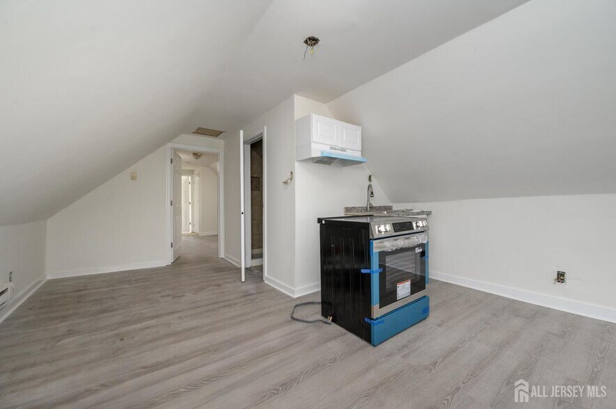 Building Photo - 377 Delavan St