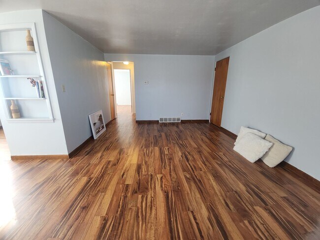 Building Photo - 1059 Gillingham Rd