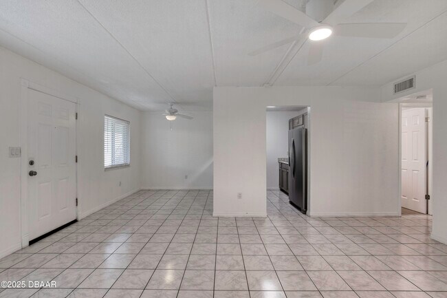 Building Photo - 400 Oakridge Blvd