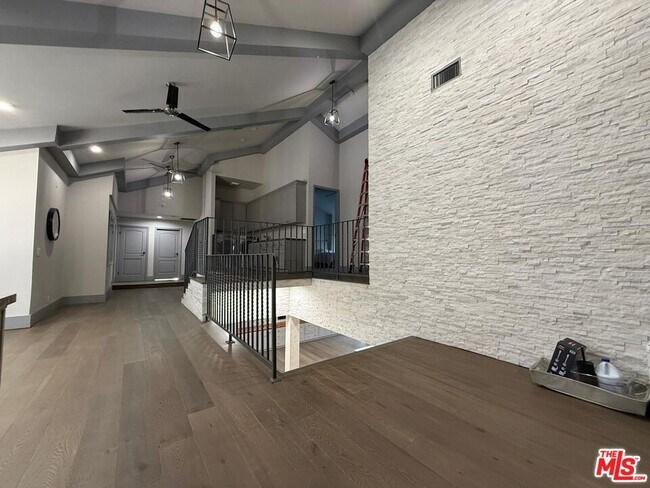 Building Photo - 17153 Rayen St