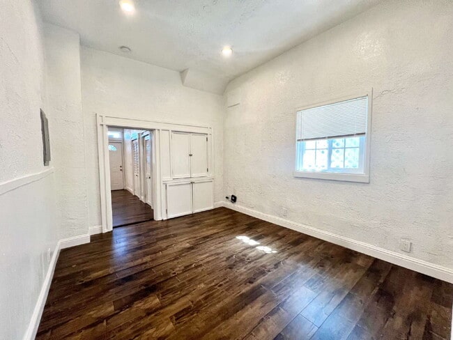 Building Photo - Bottom Unit with Tall Ceilings W/ Backyard