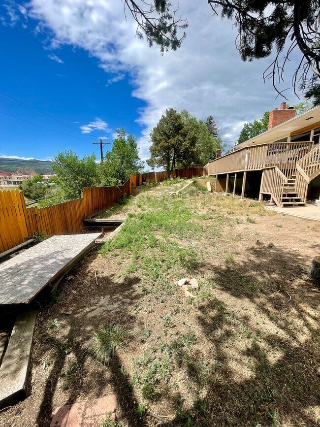 Building Photo - Furnished 3 bedroom/2bath close to Garden of the Gods