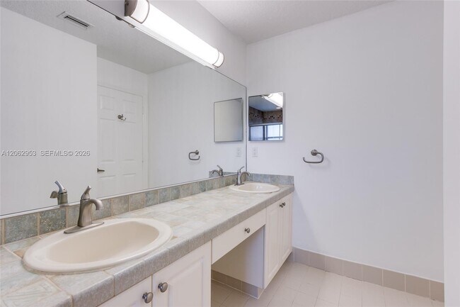 Building Photo - 1540 N Trafalgar Cir