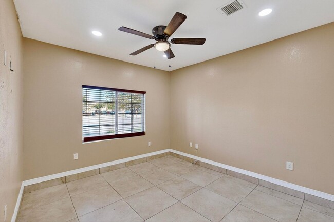 Building Photo - 3 bedroom, 2 bath single story home in Wes...