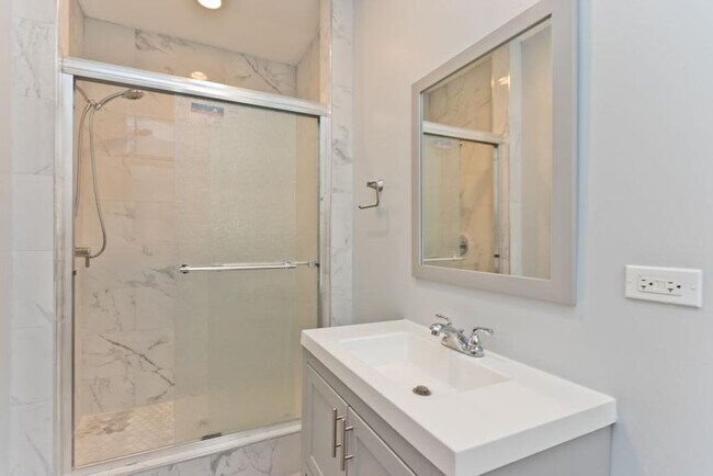 Building Photo - 3 bedroom in Chicago IL 60647