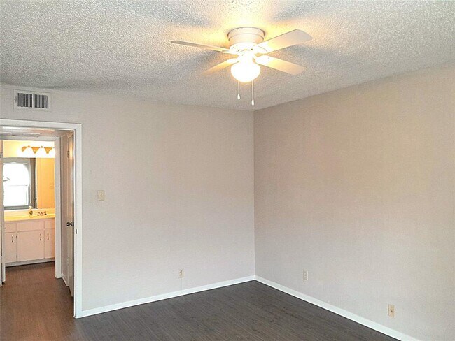Building Photo - 910 Duncan Ln