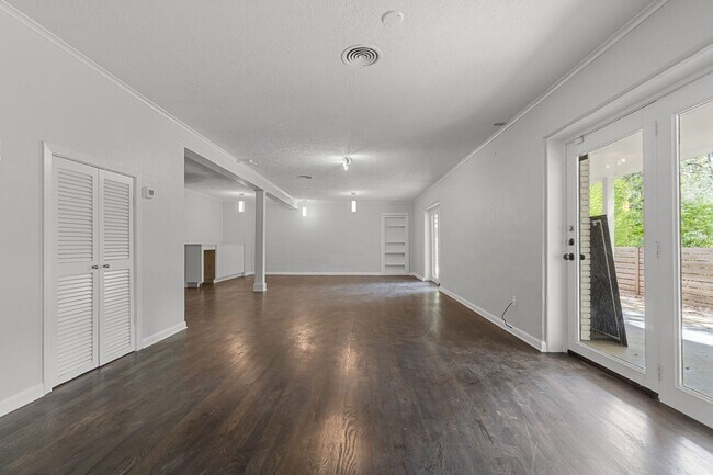 Building Photo - Tarrytown STUNNER!!!