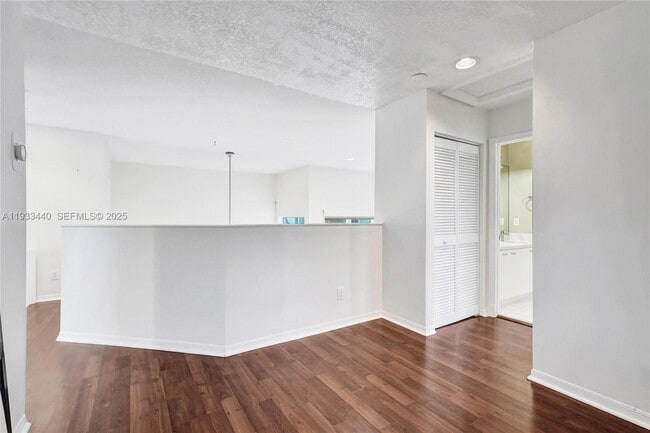 Building Photo - 1046 Satinleaf St