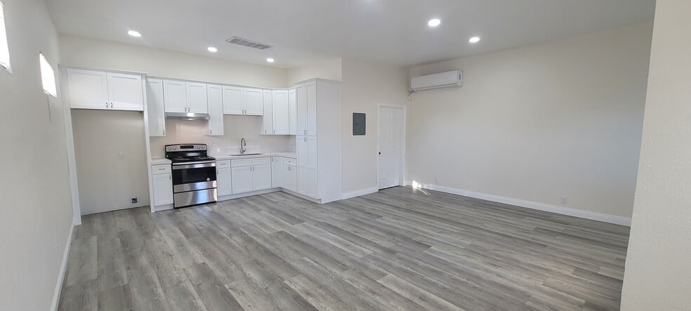 Kitchen area - 428 S Sultana Ave