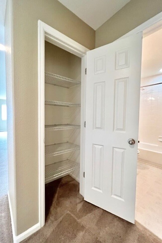 Building Photo - FABULOUS 4 BEDROOM HOME IN EASTVIEW ESTATES!!