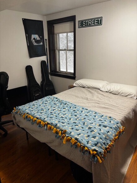 Building Photo - 3351 N Kenmore Ave