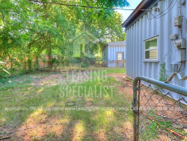 Building Photo - Adorable Custom 2 Bed Bungalow House Available to Prelease for August 2026!
