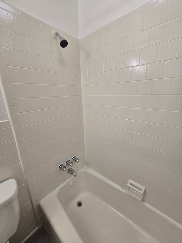 Building Photo - 2644 Wayside Dr