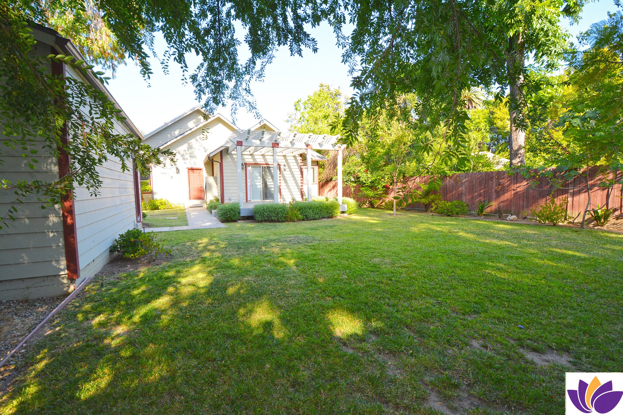 Building Photo - 1093 Avoca Ave