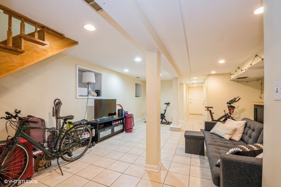 Building Photo - 716 W Briar Pl