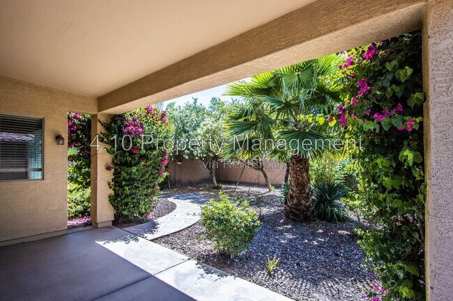 Building Photo - 951 E Bellerive Pl