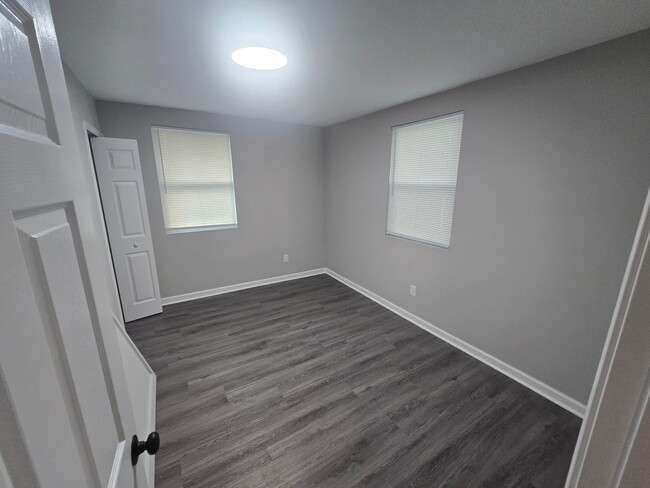 Building Photo - 9762 Bayview Ave