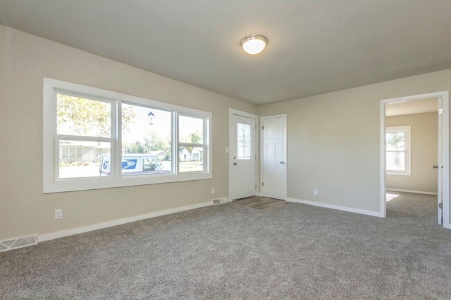 Building Photo - Spacious 2 Bedroom 1 Bathroom home