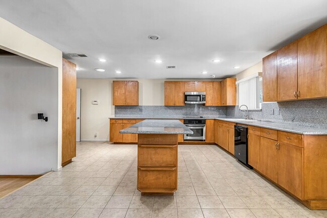 Building Photo - 5170 E Huntington Ave