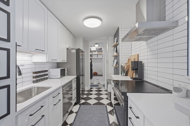 Building Photo - 2626 N Lakeview Ave