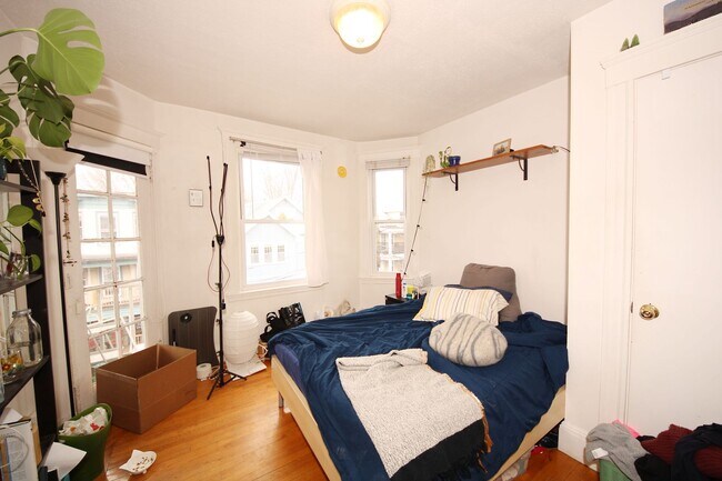 Building Photo - Brighton 3 Bed / Renovated Kitchen & Bath – On Bus Line – 9/1