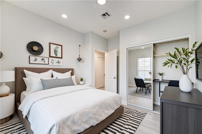 Building Photo - 1900 N Torrey Pines Dr