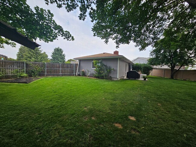 Building Photo - Beautifully Remodeled Home in the Valley