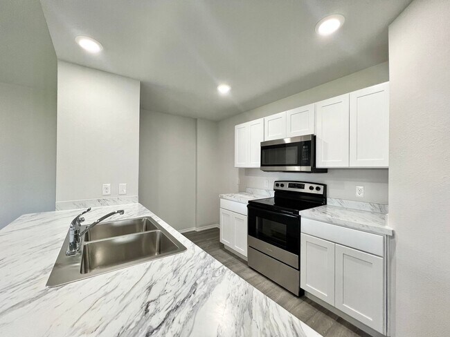 Building Photo - Cozy Home in The Villages of Mayfield