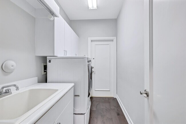 Building Photo - 12020 NW 62nd Ct