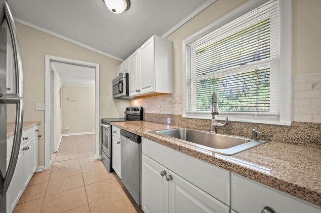 Building Photo - 909 Westgate Dr