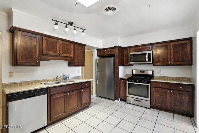 Building Photo - 5709 Hemmingway Dr