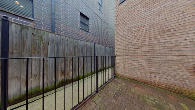 Building Photo - 719 W Buckingham Pl