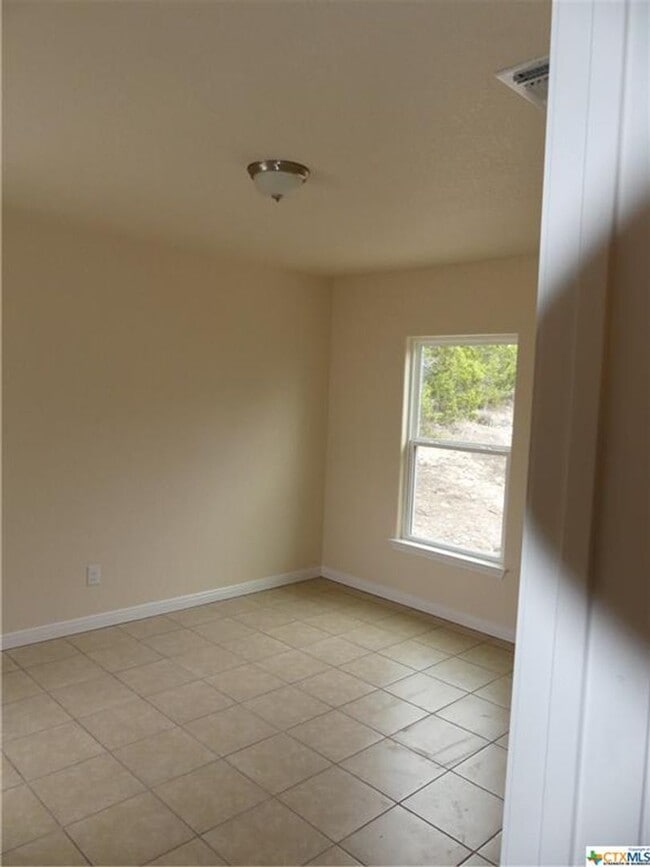 Building Photo - NEW ON MARKET