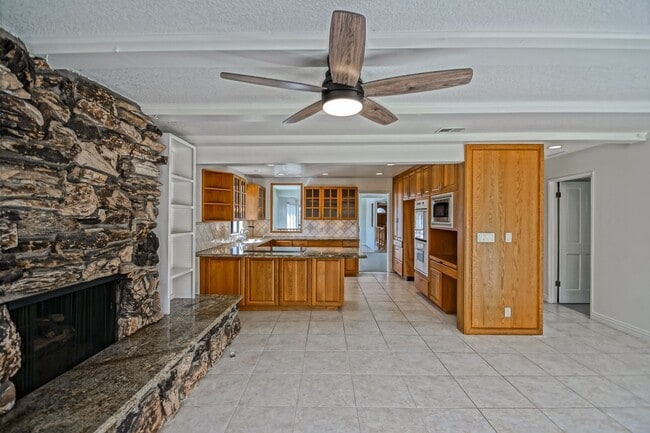 Building Photo - VERY BRIGHT & AIRY, 2050 SQ FT HOME W/ TON...