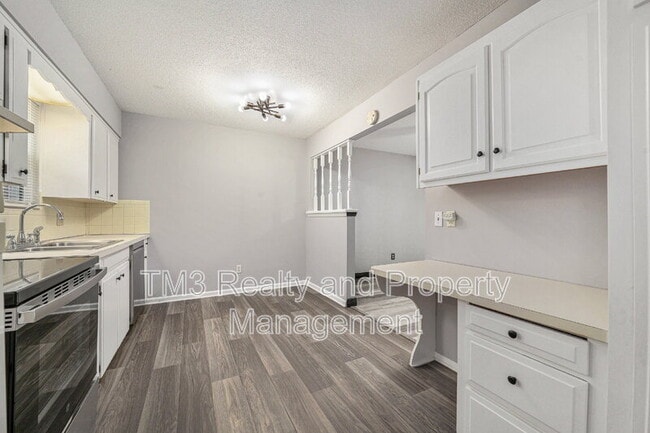 Building Photo - 3731 NE Colonial Dr