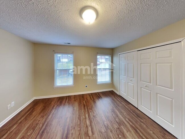 Building Photo - 7028 Oak Brook Terrace