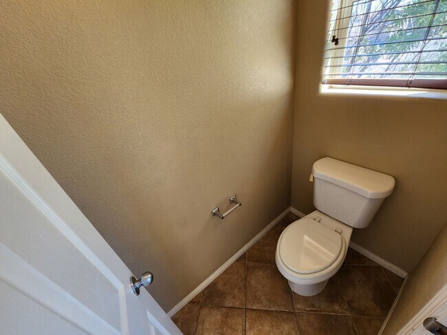Building Photo - Stunning 4 Bed 3 Bath 2 Story Home with Loft