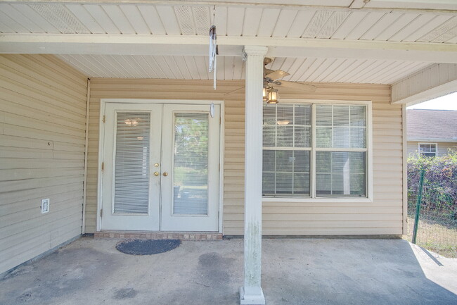 Building Photo - Move-In Ready Lakefront Home in Gulf Breeze